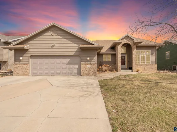 2213 E 63rd St, Sioux Falls, SD 57108
