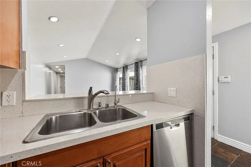 3 bed, 906 sqft, $3,000 — Photo 4