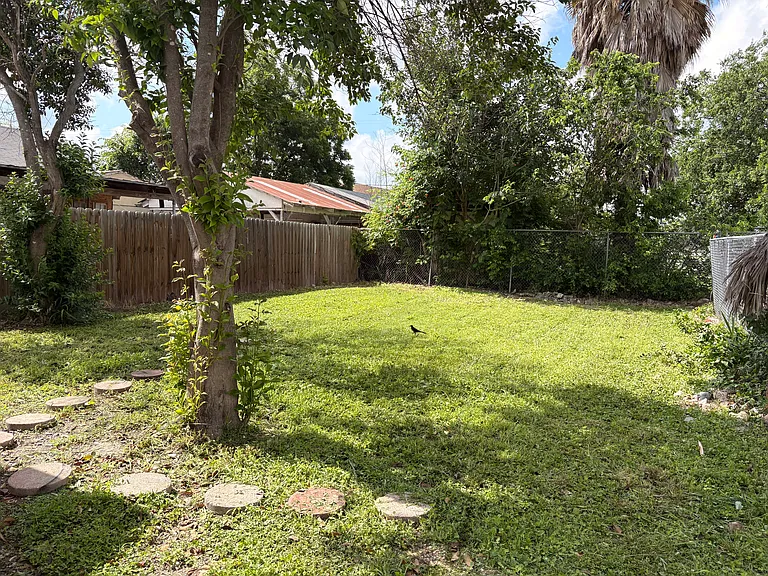 326 Grenet St — Photo 9