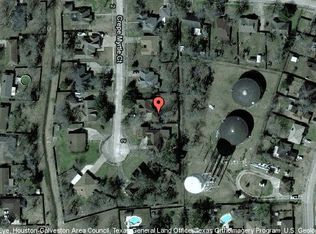 57 Crepe Myrtle Ct, Lake Jackson, TX 77566