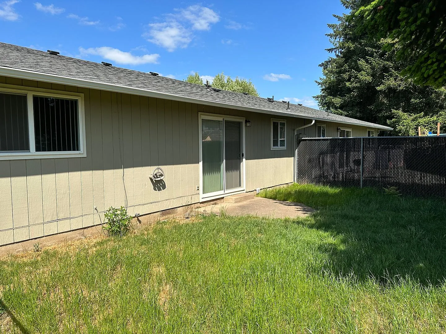 2-bedroom/1-bathroom duplex with garage! — Photo 4