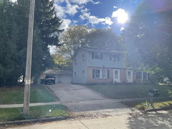 1115 Sunset Ridge DRIVE WEST West #1117, West Bend, WI 53090