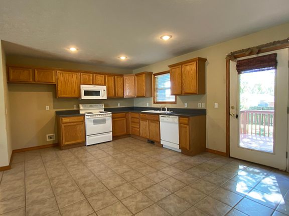 Refrigerator is provided