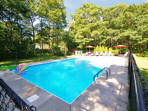 4th image of 32 Squires Ave