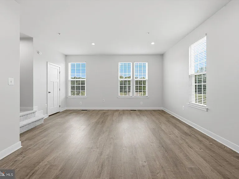 1550 Adamson Way — Photo 12