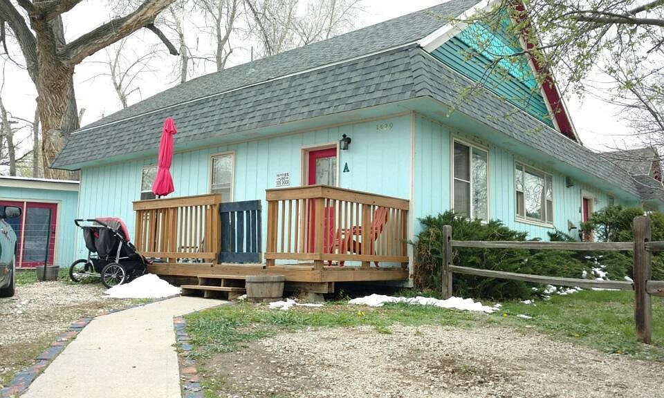 Cute 3 bedroom duplex, with a separate office / getaway studio!