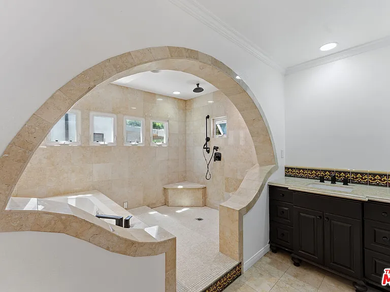 537 N Poinsettia Pl — Photo 12