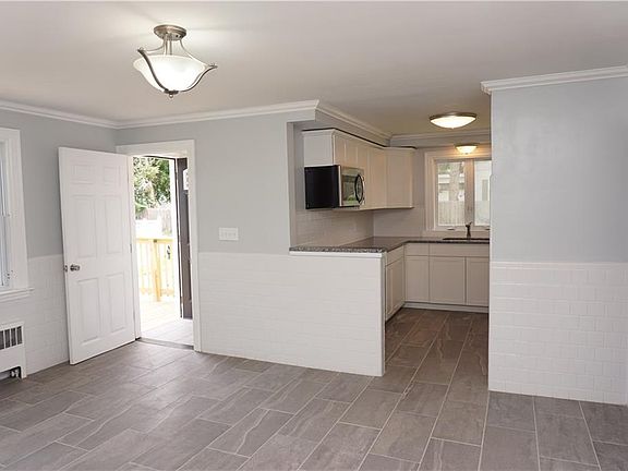 4th image of 50 Metcalf Ave