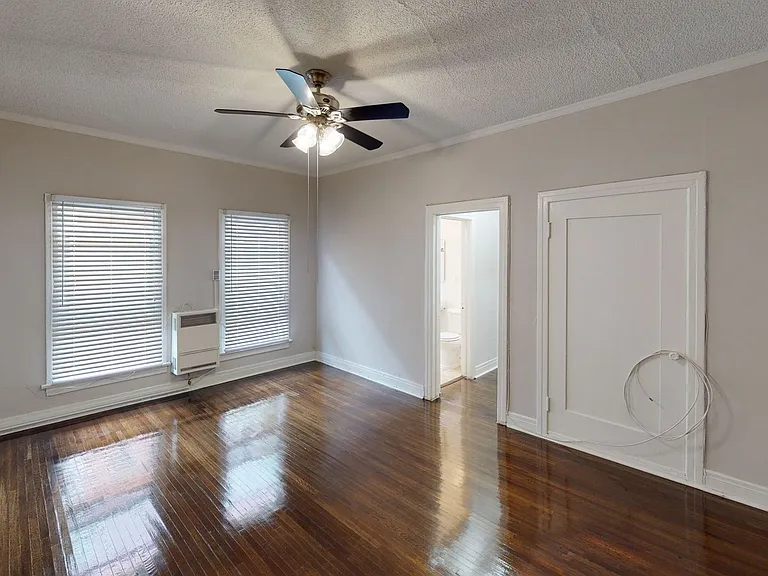 CT2 - Catalina Apts — Photo 23
