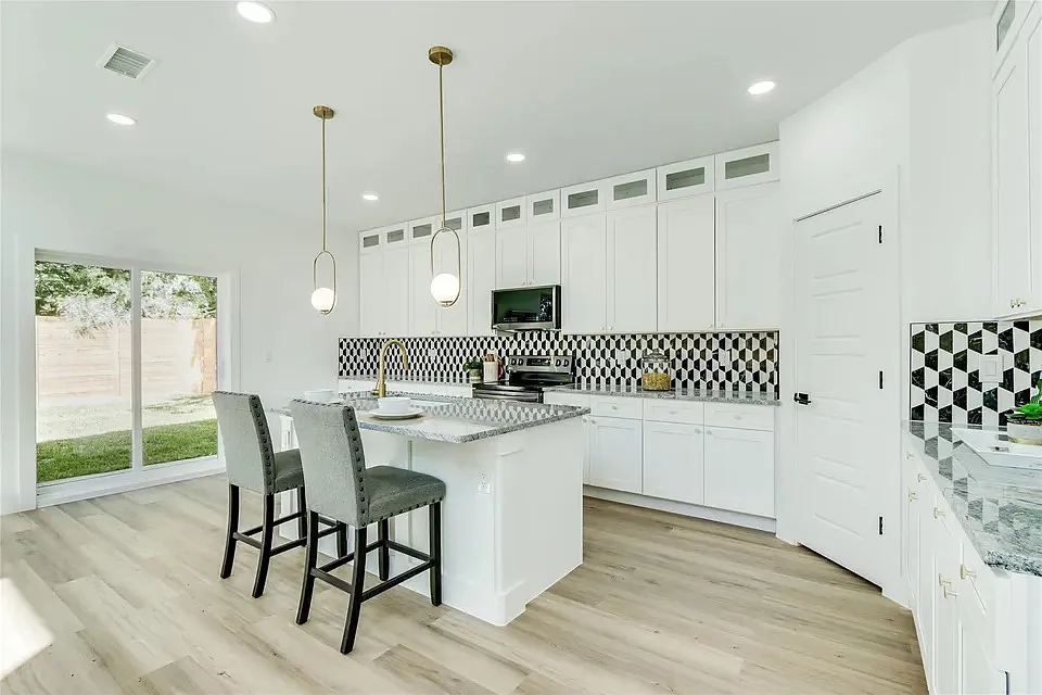 4 bed, 2462 sqft, $3,575 — Photo 3
