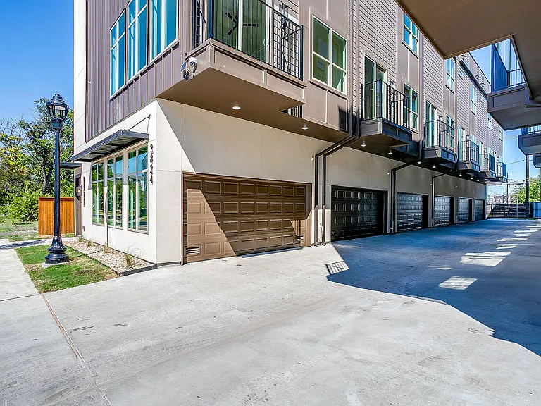 2820 Weisenberger St #110 — Photo 36