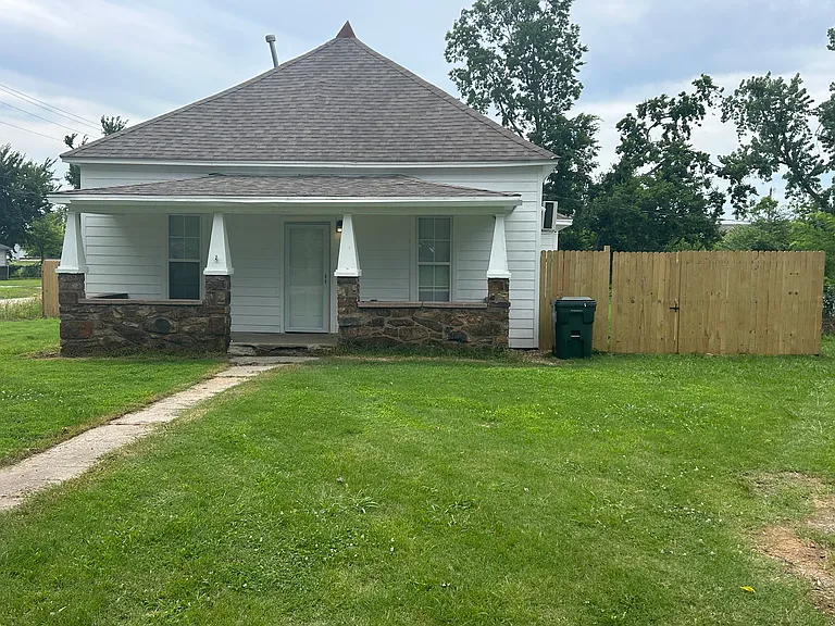 221 S Choctaw Ave — Photo 1