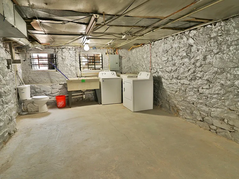 1303 James St — Photo 44