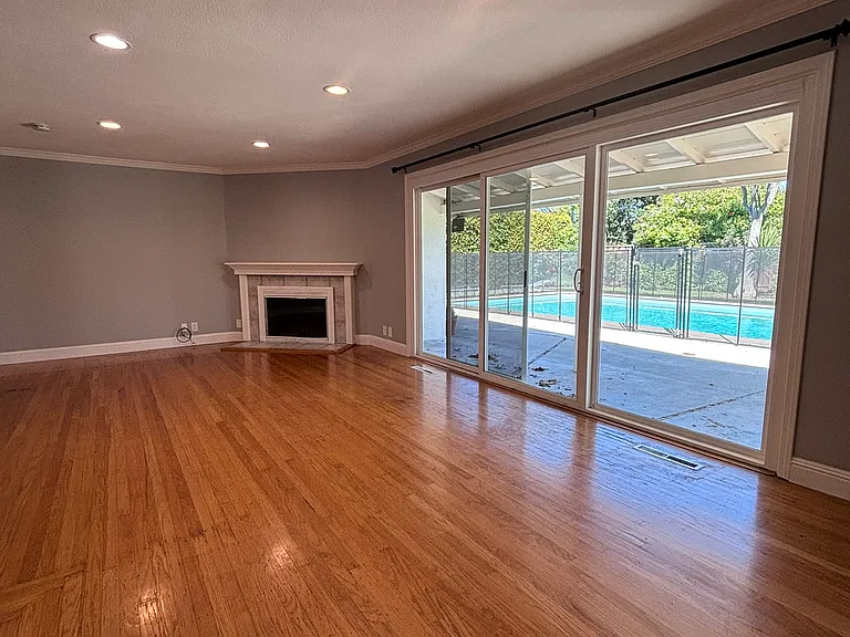 4992 Mattos Dr — Photo 10