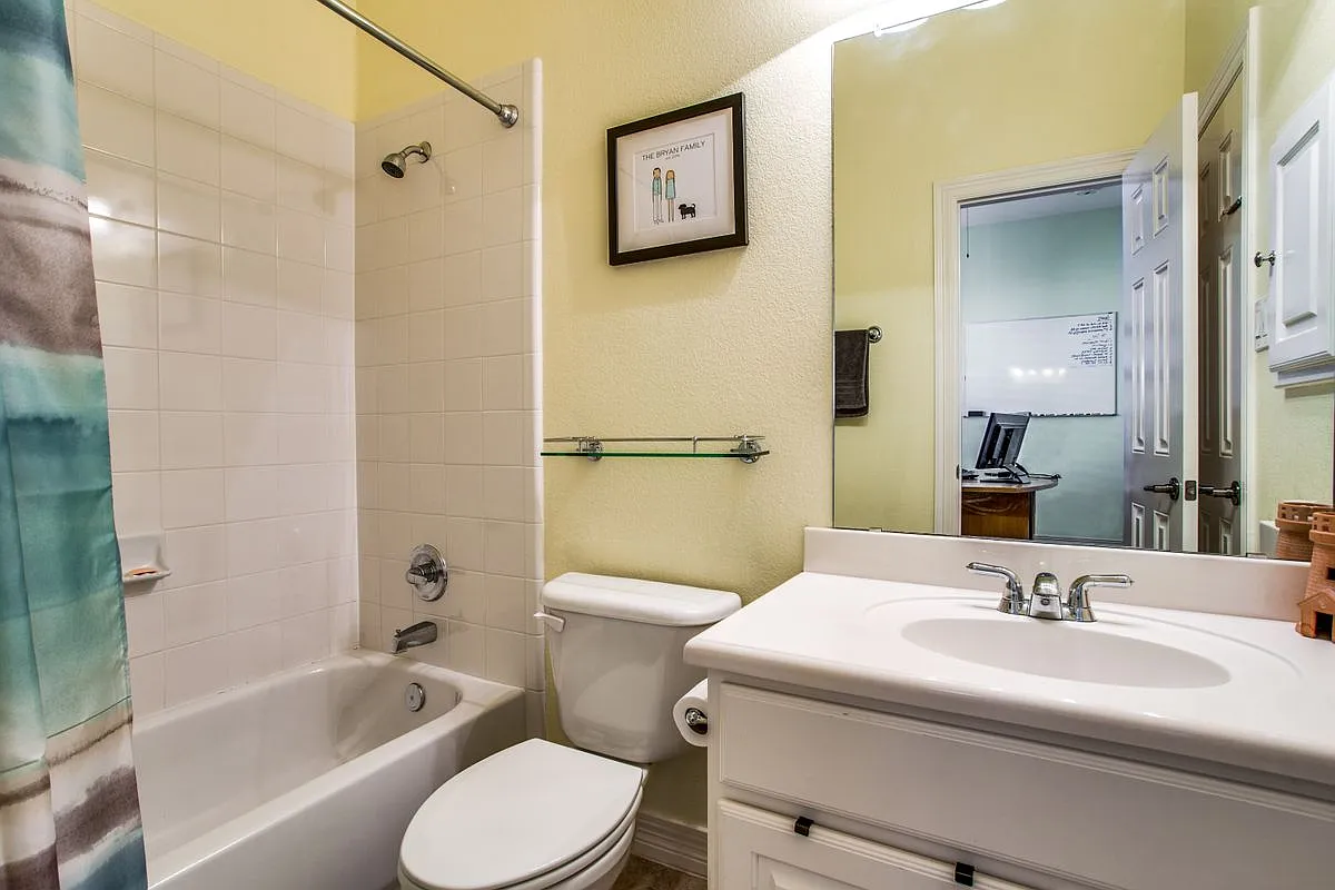 3 bed, 3.5 bath, 2356 sqft, $3,950 — Photo 4