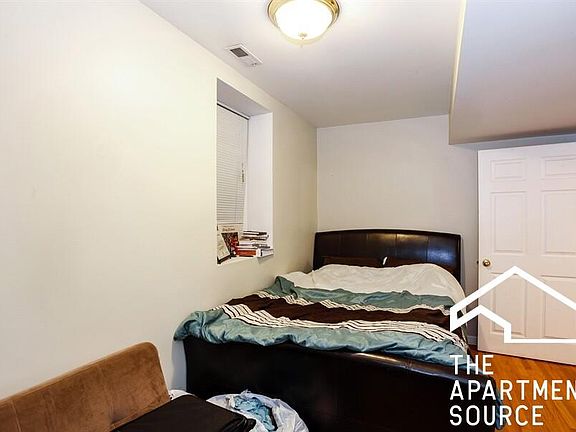 3rd image of 2047 W Evergreen Ave #G