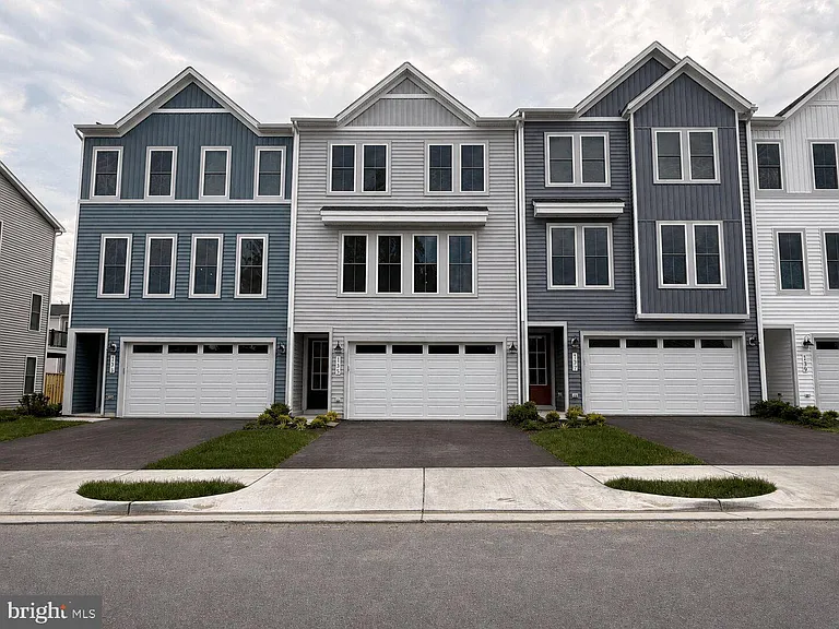 135 Heyford Dr — Photo 2