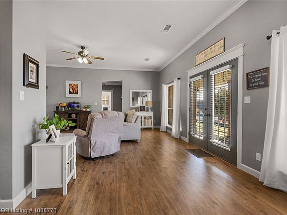 3rd image of 504 Meadors Dr N