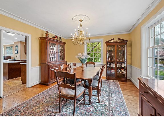 5th image of 10 Hawthorne Ct