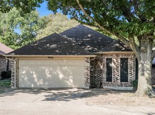 111 Streamside Dr, Desoto, TX 75115