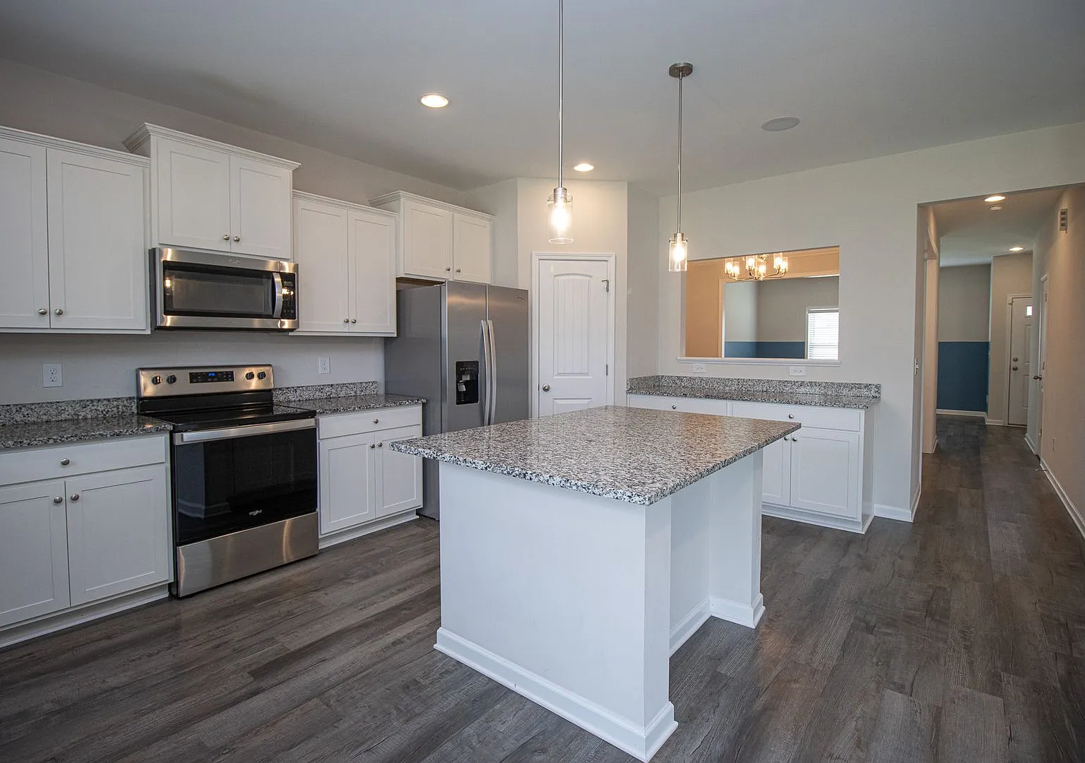 Pristine 4br Home With Large Fenced Yard, Loft, & Luxury Finishes In Highly Desirable Woodcreek F... — Photo 2