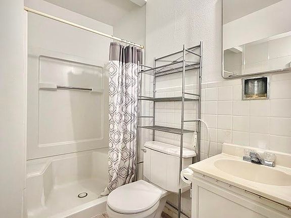 4th image of 1002 W Aspen Ave