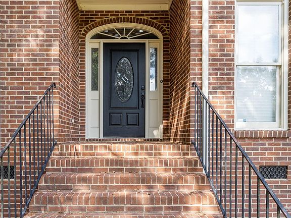 5th image of 2808 Briar Cir