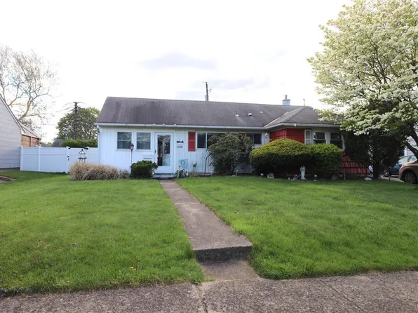 2045 Cloverdale Rd, Bethlehem, PA 18018