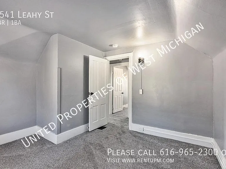 1541 Leahy St — Photo 12