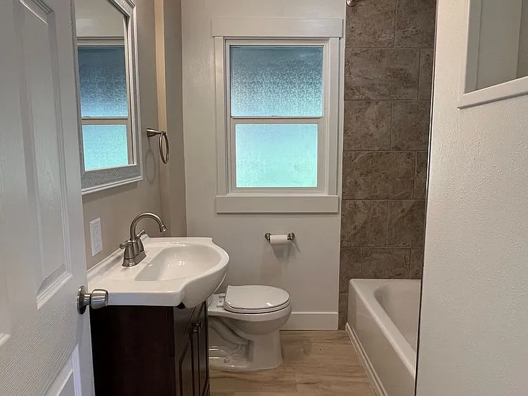 144 S 14th Ave — Photo 12