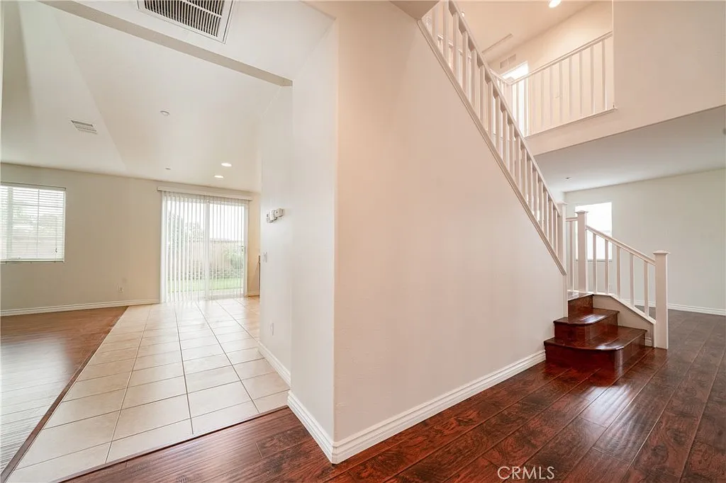 5 bed, 2833 sqft, $3,900 — Photo 3