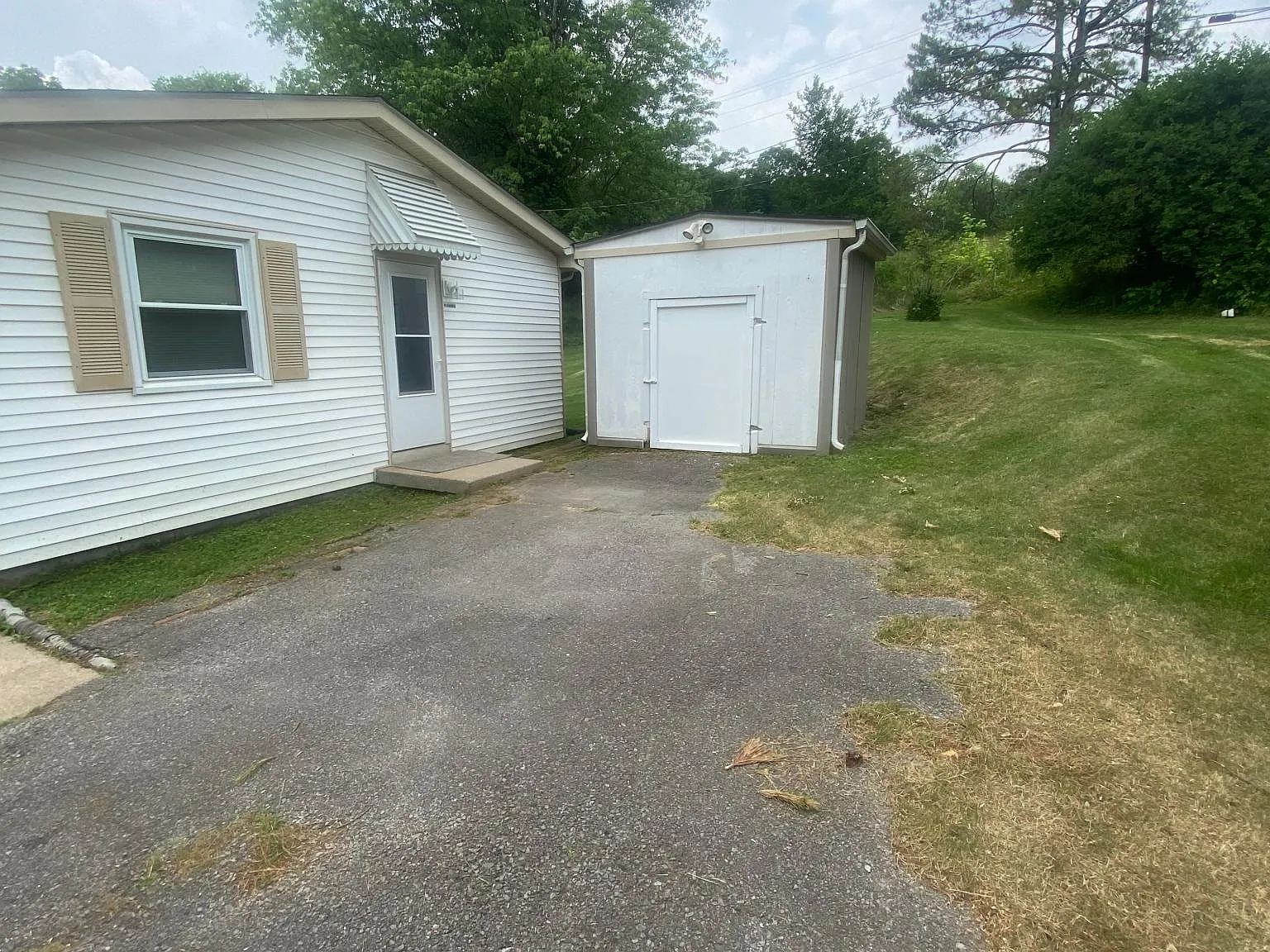 2090 Shelby Dr — Photo 2