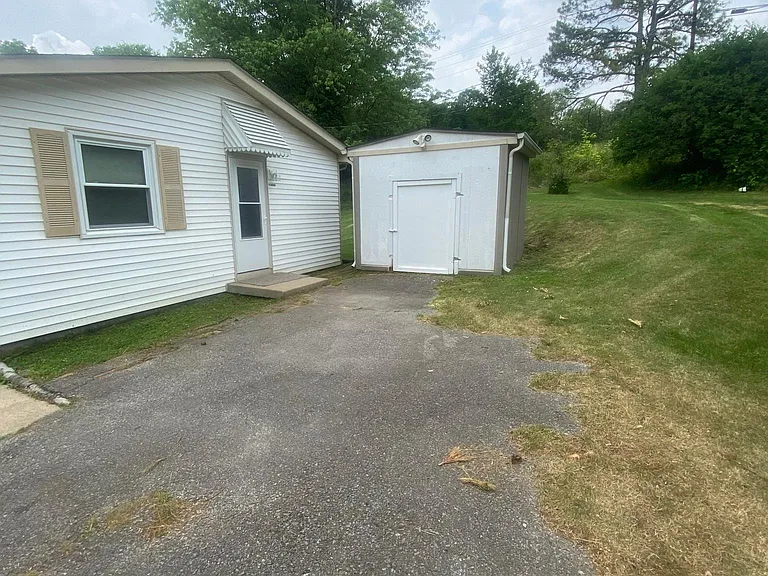 2090 Shelby Dr — Photo 2