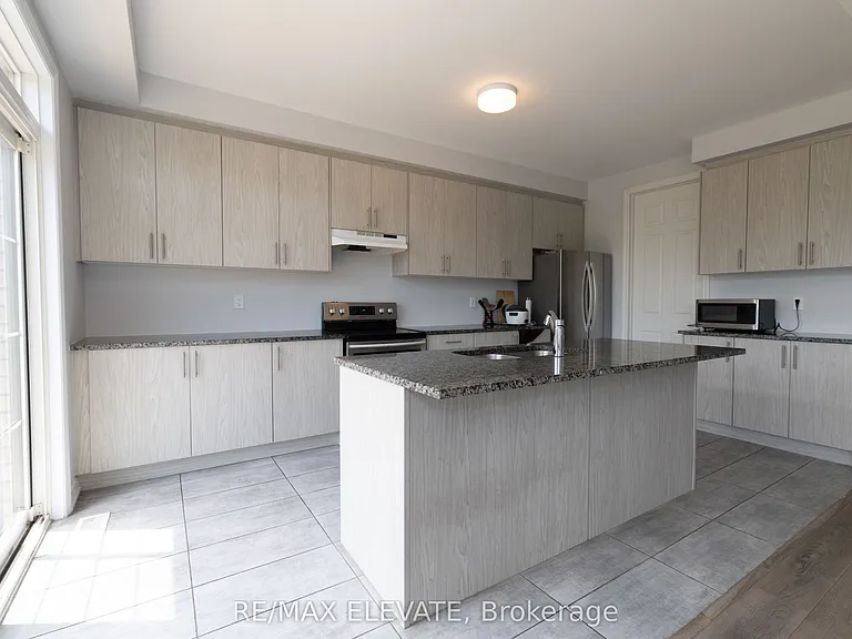 484 Trevor St — Photo 4