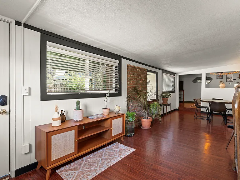 641 Saint Lawrence Ave #1/2 — Photo 24