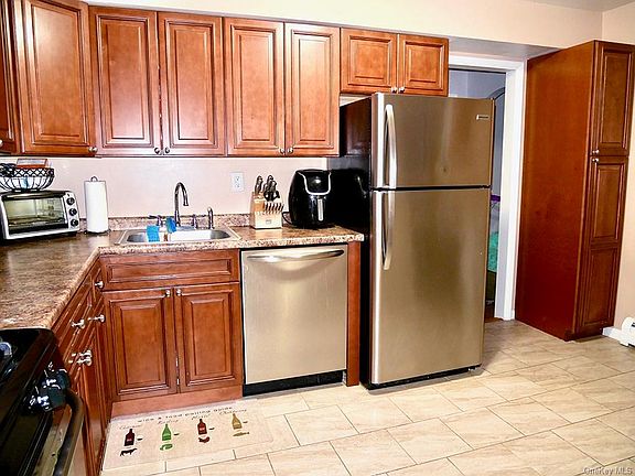 5th image of 4 Charles Ln APT 1D