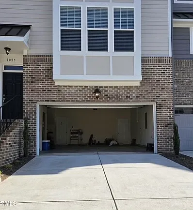 1025 Lathrop Ln — Photo 2