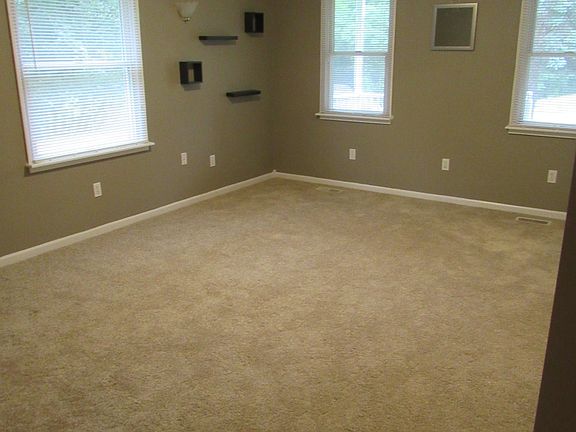 4th image of 440 Cloverdale Ave