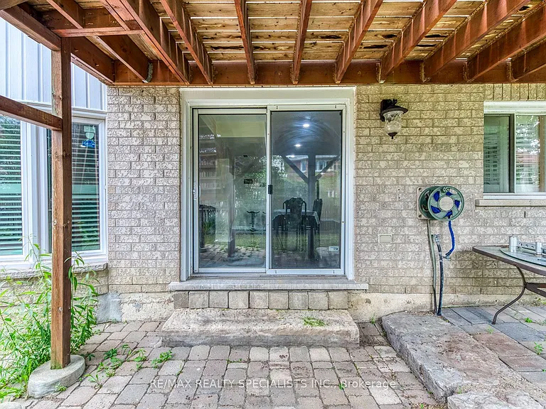 5486 Landsborough Ave — Photo 27