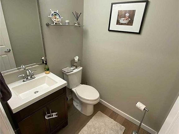 3rd image of 323 Prairie Ct