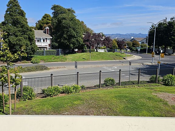 5th image of 46 Shoreline Ct