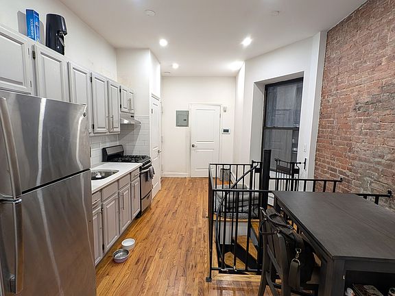 3rd image of 226 E 85th St APT 1a