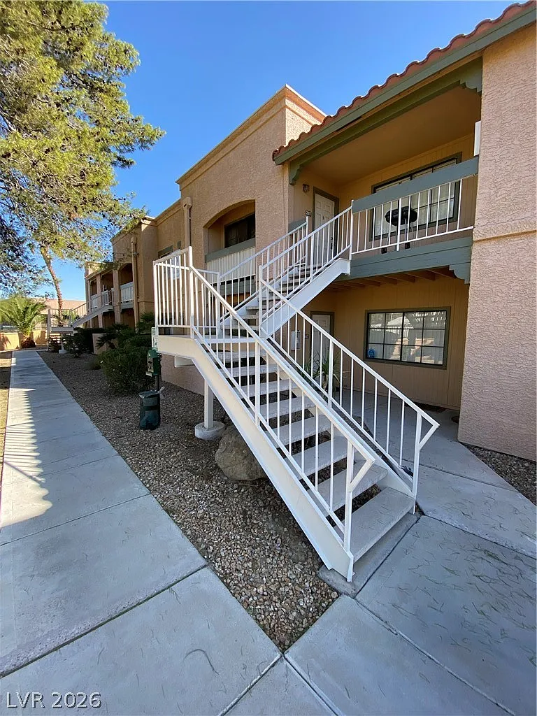 1 bed, 1.0 bath, 668 sqft, $1,045 — Photo 2