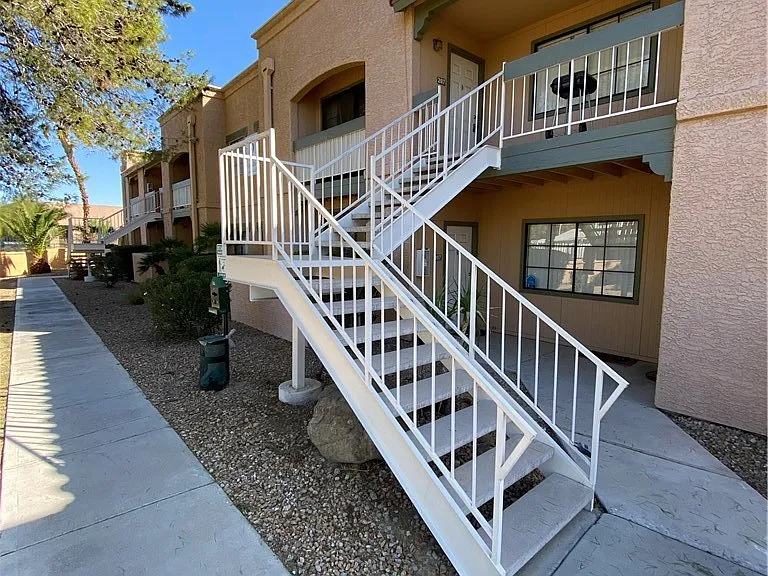 5174 S Jones Blvd #207 — Photo 2