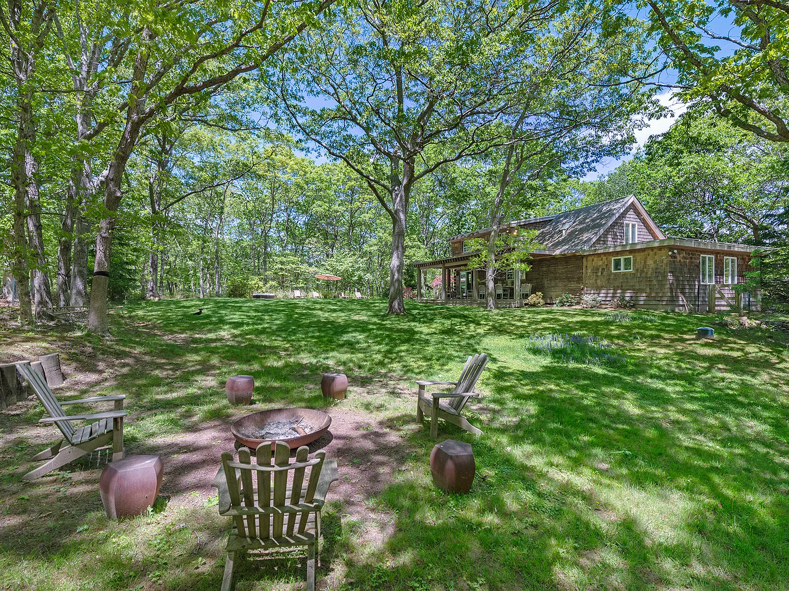 Unique And Picturesque Cottage In Watermill — Photo 1
