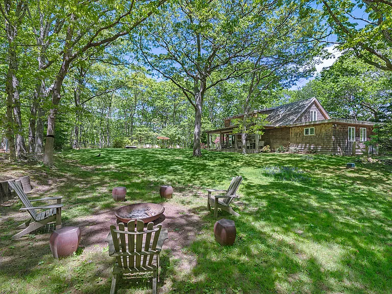 809 Edge Of Woods Rd — Photo 1