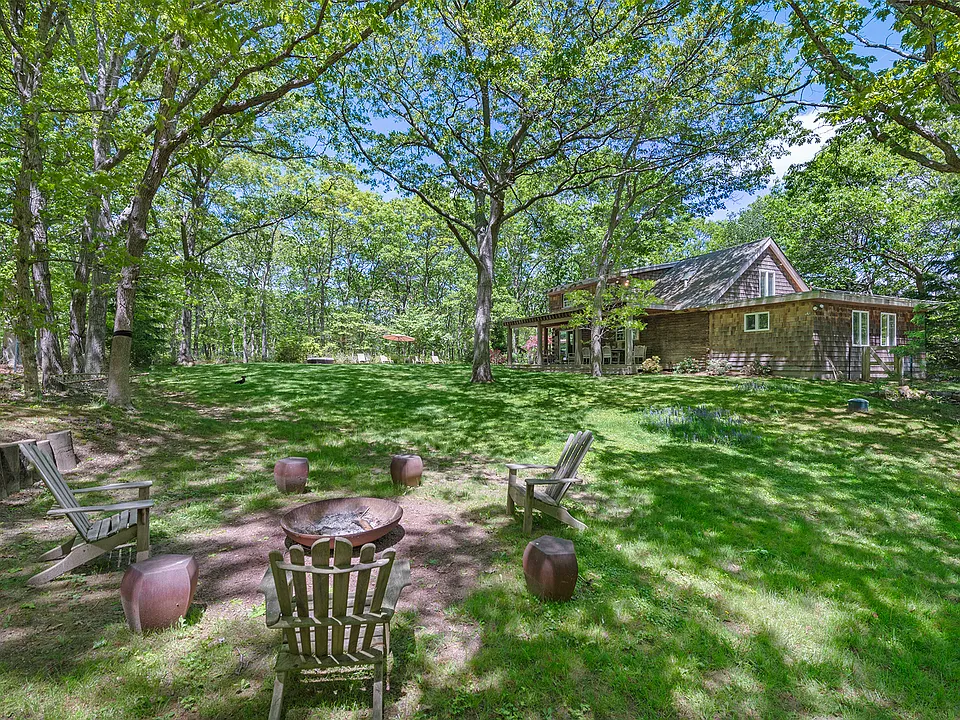 809 Edge Of Woods Rd