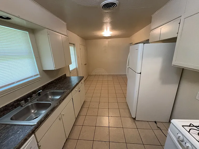 1214 Valentine St — Photo 5