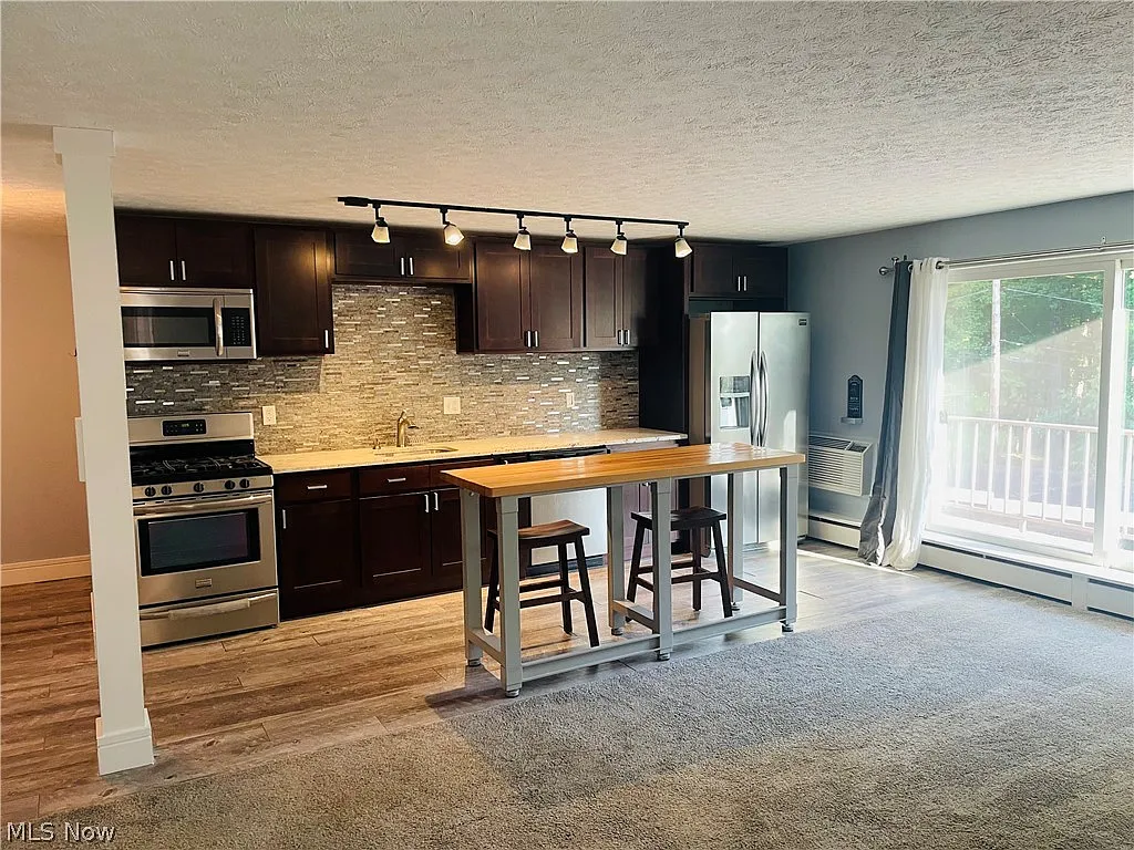 2 bed, 1.0 bath, 808 sqft, $1,550 — Photo 2