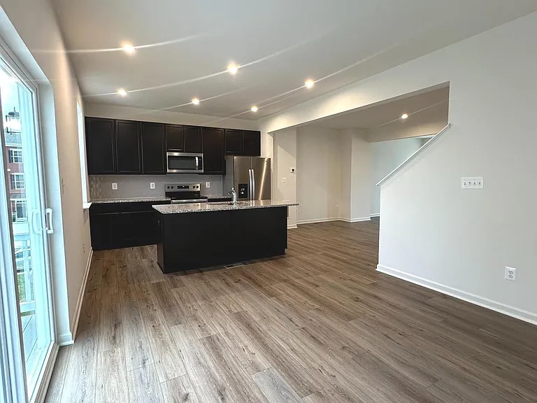 93 Stafford Pl — Photo 8
